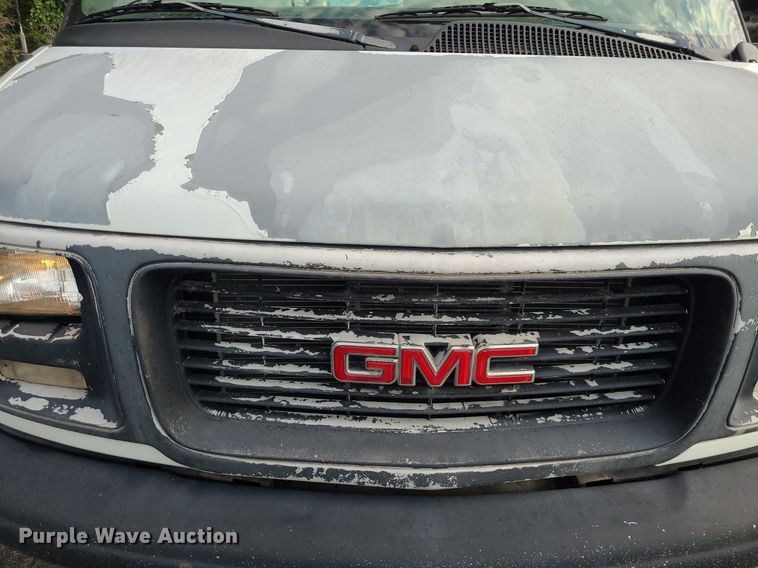 image for item DN8540 2000 GMC Savana G3500  shuttle bus