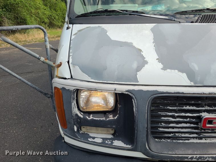 image for item DN8540 2000 GMC Savana G3500  shuttle bus