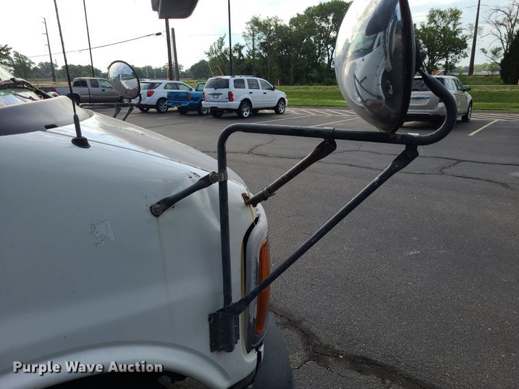 image for item DN8540 2000 GMC Savana G3500  shuttle bus