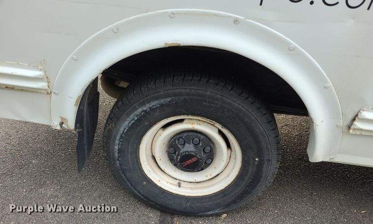 image for item DN8540 2000 GMC Savana G3500  shuttle bus