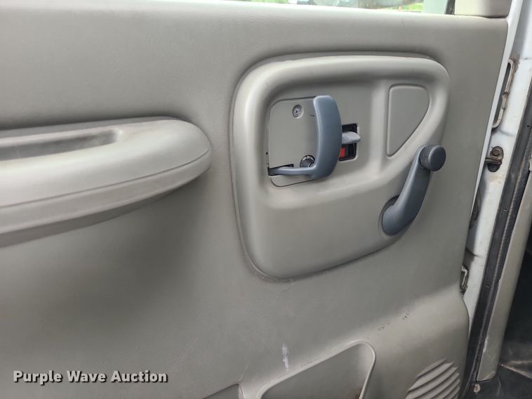 image for item DN8540 2000 GMC Savana G3500  shuttle bus