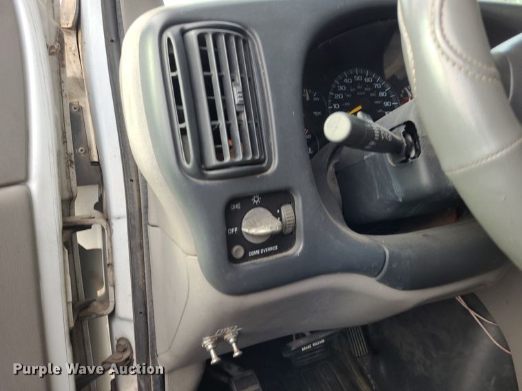 image for item DN8540 2000 GMC Savana G3500  shuttle bus