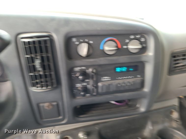 image for item DN8540 2000 GMC Savana G3500  shuttle bus