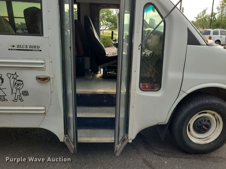 image for item DN8540 2000 GMC Savana G3500  shuttle bus