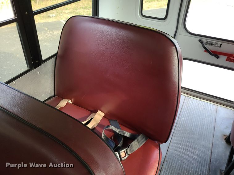 image for item DN8540 2000 GMC Savana G3500  shuttle bus