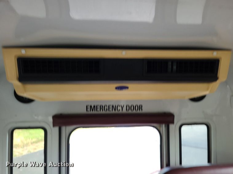 image for item DN8540 2000 GMC Savana G3500  shuttle bus