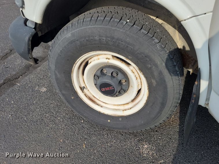 image for item DN8540 2000 GMC Savana G3500  shuttle bus