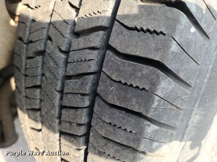 image for item DN8540 2000 GMC Savana G3500  shuttle bus