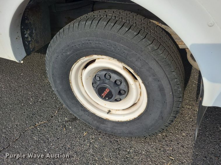 image for item DN8540 2000 GMC Savana G3500  shuttle bus