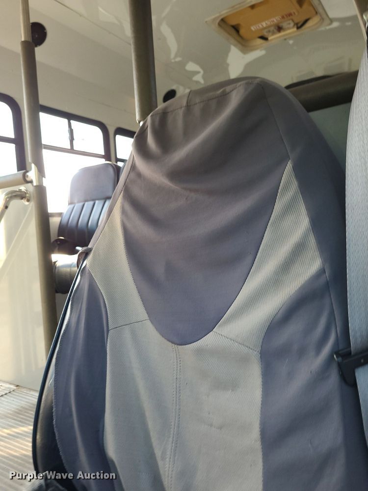 image for item DN8541 1997 Ford E350  shuttle bus