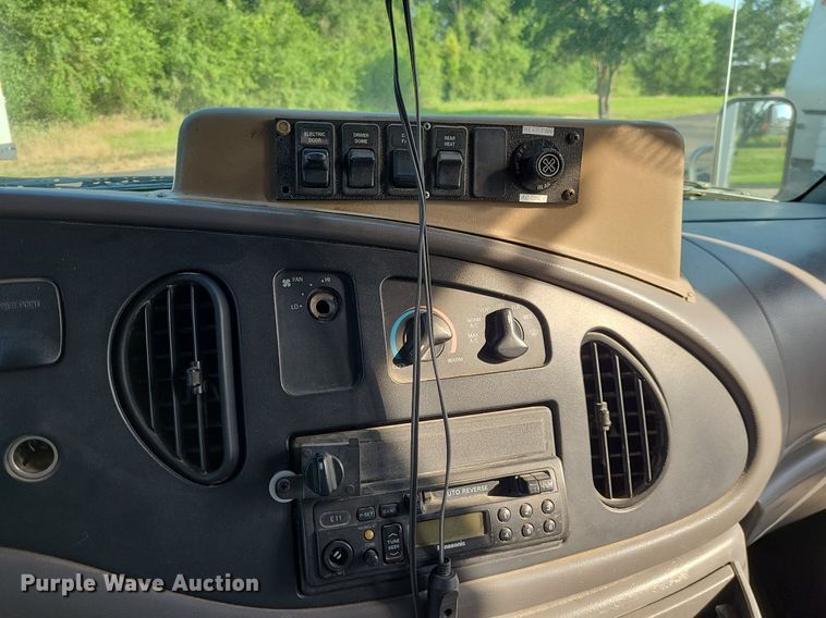 image for item DN8541 1997 Ford E350  shuttle bus