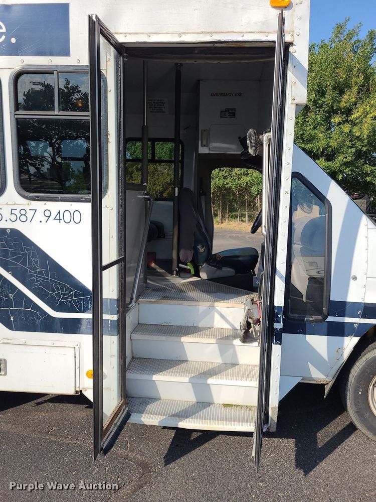 image for item DN8541 1997 Ford E350  shuttle bus