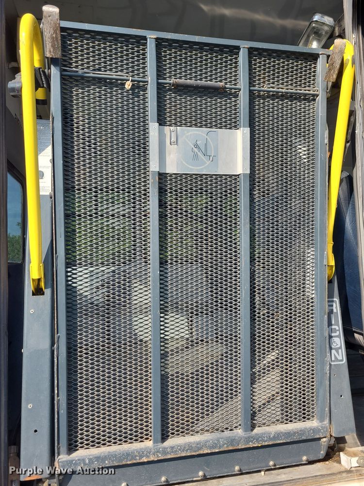 image for item DN8541 1997 Ford E350  shuttle bus