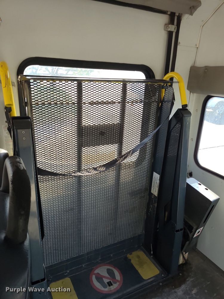 image for item DN8541 1997 Ford E350  shuttle bus