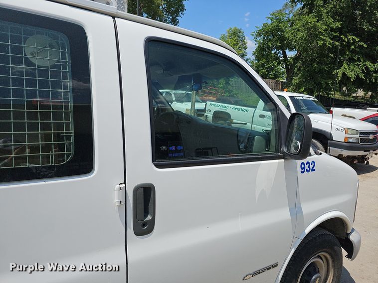 image for item DO2784 2000 Chevrolet Express 2500  van
