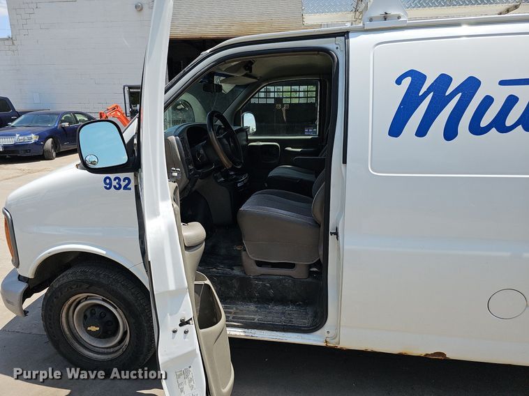 image for item DO2784 2000 Chevrolet Express 2500  van