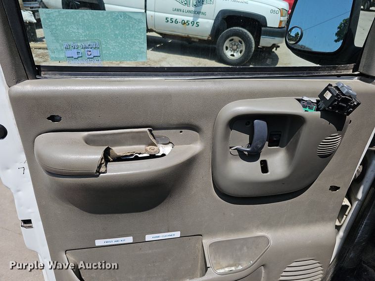 image for item DO2784 2000 Chevrolet Express 2500  van