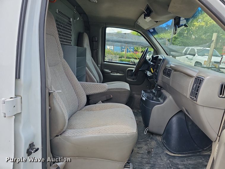 image for item DO2784 2000 Chevrolet Express 2500  van