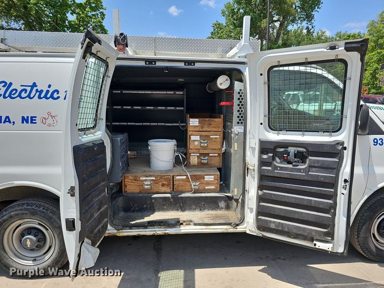image for item DO2784 2000 Chevrolet Express 2500  van