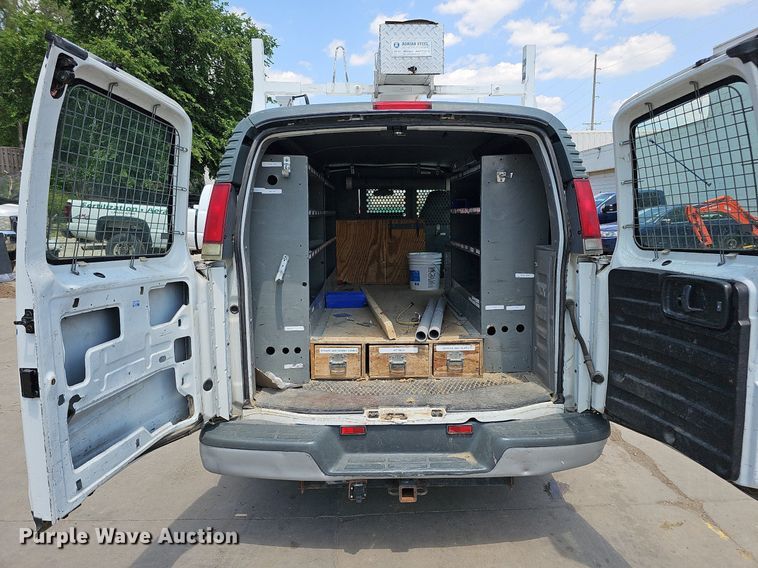 image for item DO2784 2000 Chevrolet Express 2500  van