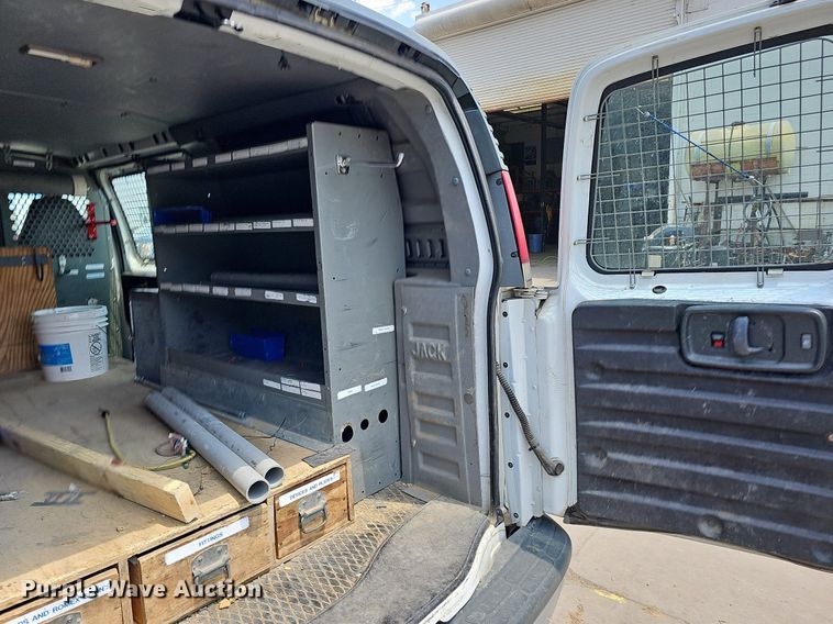 image for item DO2784 2000 Chevrolet Express 2500  van