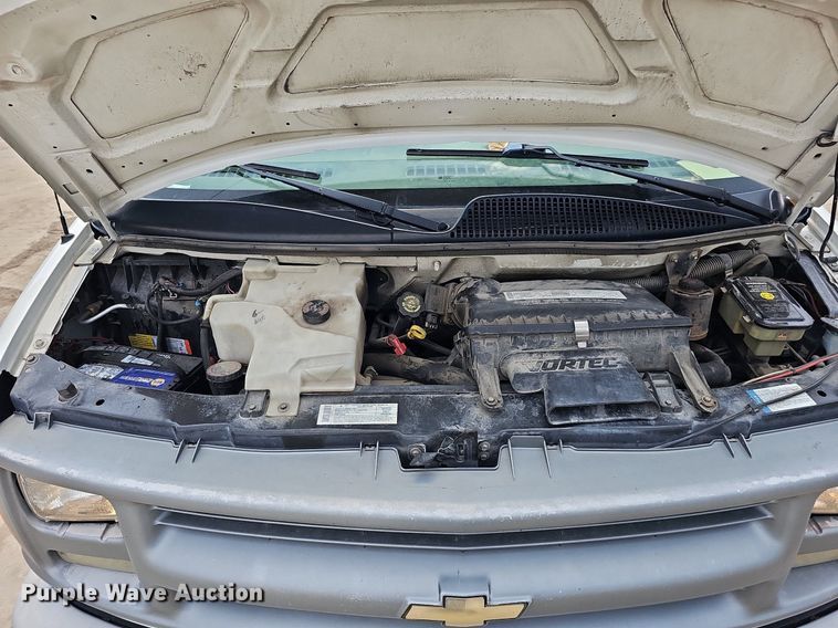 image for item DO2784 2000 Chevrolet Express 2500  van