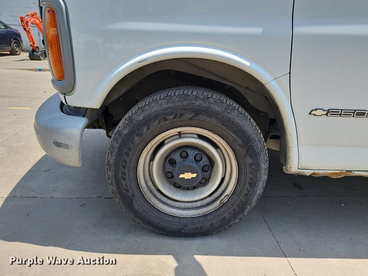 image for item DO2784 2000 Chevrolet Express 2500  van