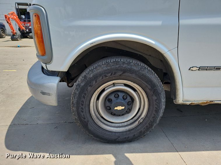 image for item DO2784 2000 Chevrolet Express 2500  van