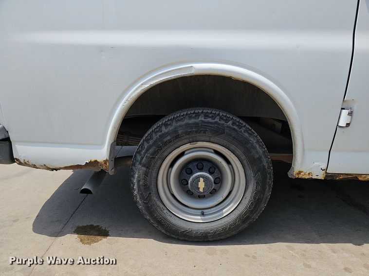 image for item DO2784 2000 Chevrolet Express 2500  van