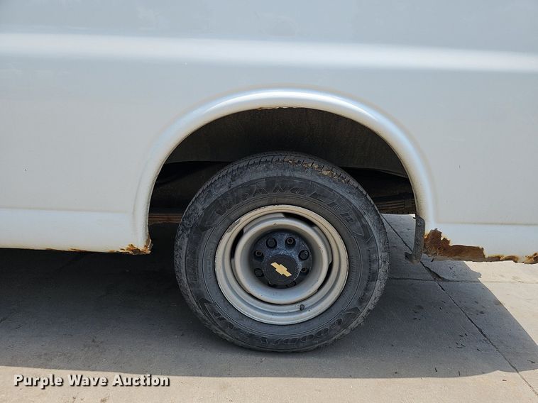 image for item DO2784 2000 Chevrolet Express 2500  van