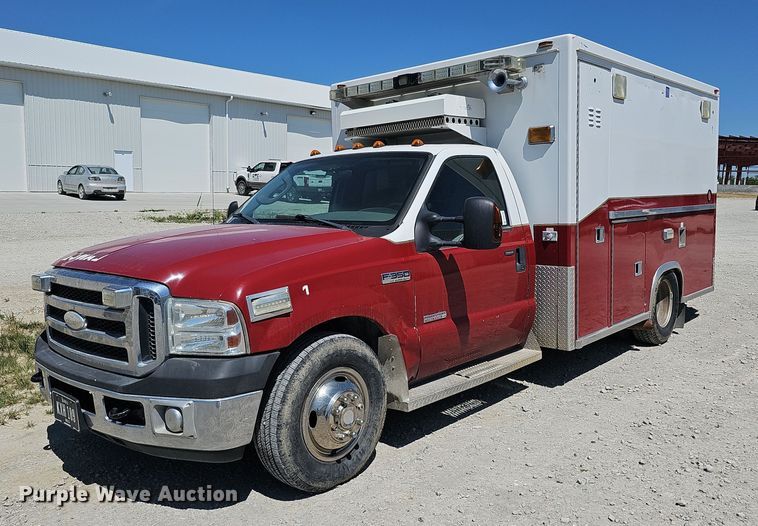 image for item DO2794 2006  Ford F350 Super Duty XLT  ambulance