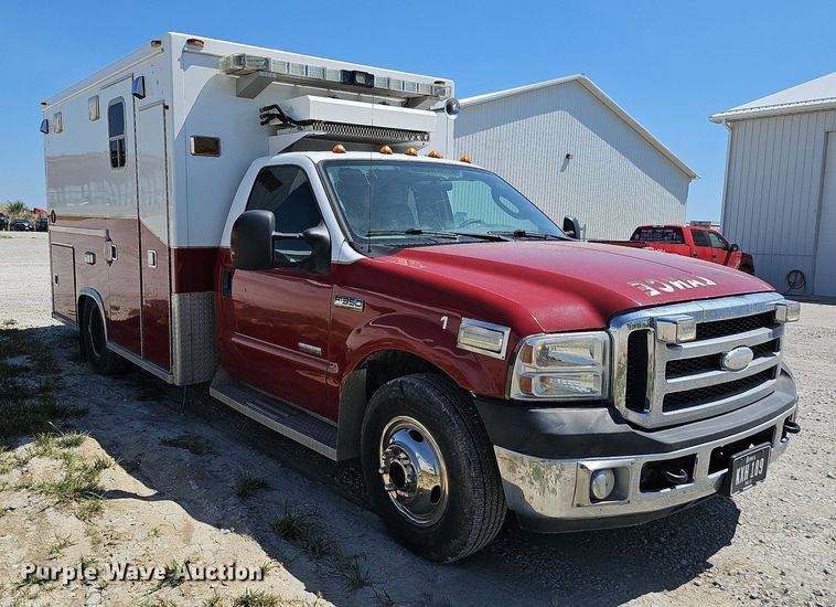 image for item DO2794 2006  Ford F350 Super Duty XLT  ambulance