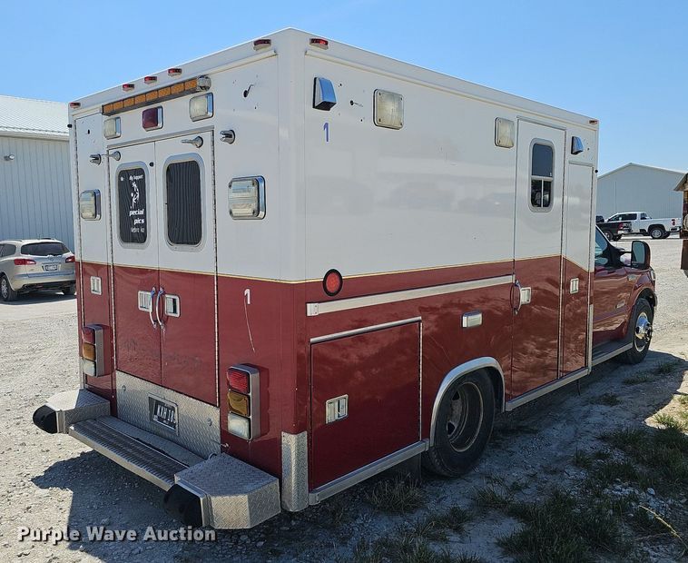 image for item DO2794 2006  Ford F350 Super Duty XLT  ambulance