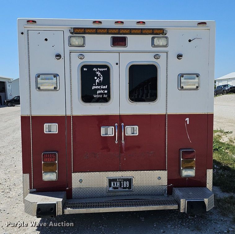 image for item DO2794 2006  Ford F350 Super Duty XLT  ambulance