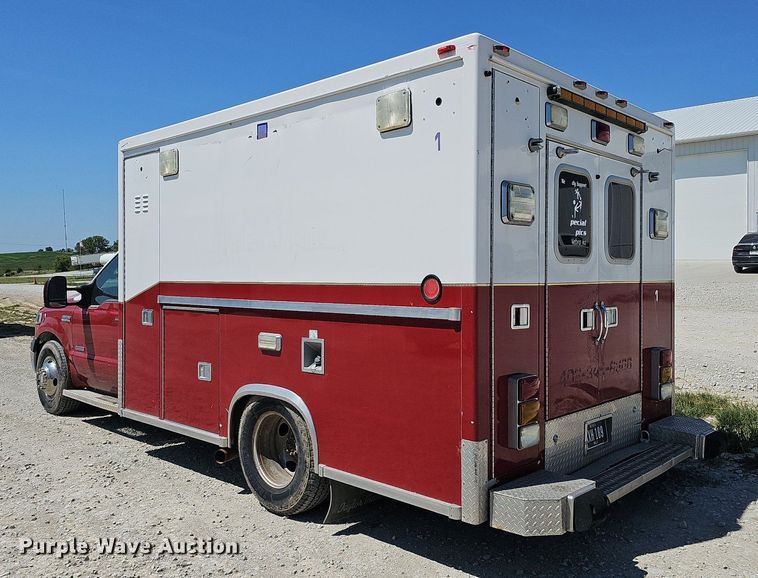 image for item DO2794 2006  Ford F350 Super Duty XLT  ambulance