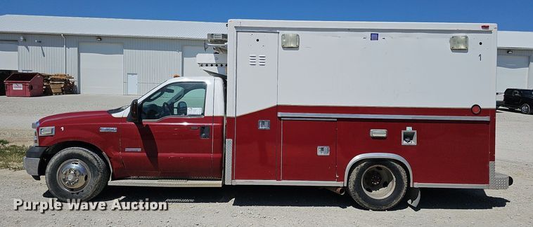 image for item DO2794 2006  Ford F350 Super Duty XLT  ambulance