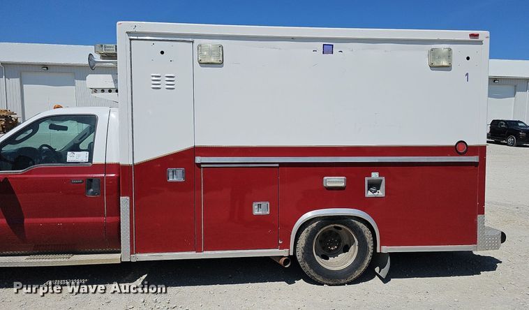 image for item DO2794 2006  Ford F350 Super Duty XLT  ambulance