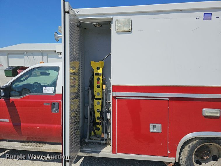 image for item DO2794 2006  Ford F350 Super Duty XLT  ambulance