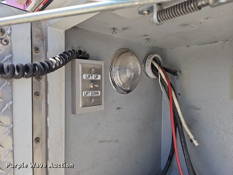 image for item DO2794 2006  Ford F350 Super Duty XLT  ambulance