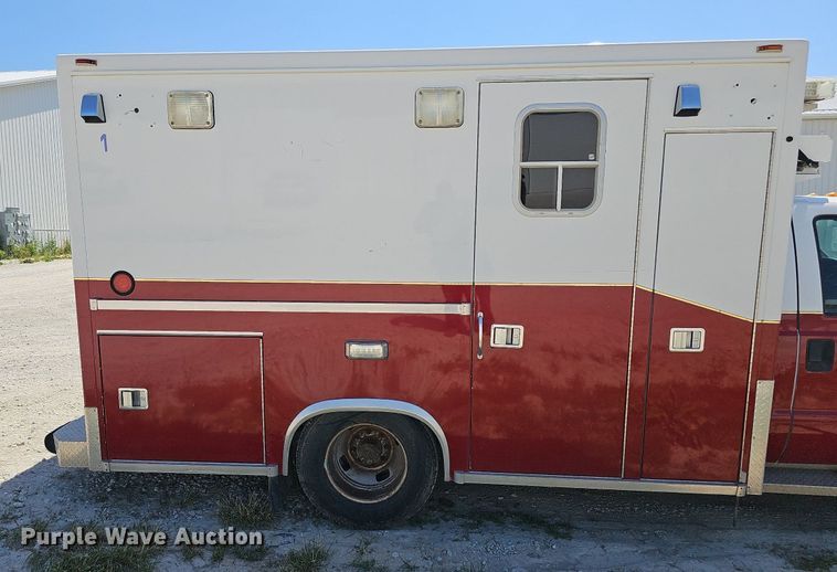 image for item DO2794 2006  Ford F350 Super Duty XLT  ambulance