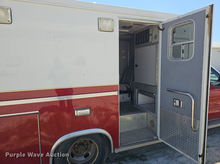 image for item DO2794 2006  Ford F350 Super Duty XLT  ambulance