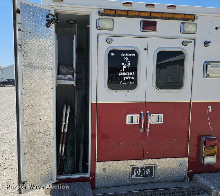 image for item DO2794 2006  Ford F350 Super Duty XLT  ambulance