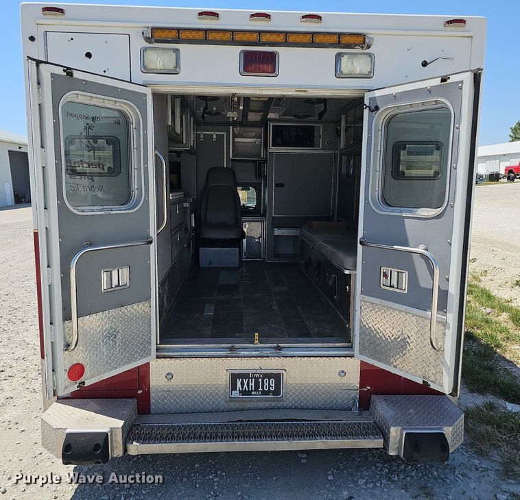 image for item DO2794 2006  Ford F350 Super Duty XLT  ambulance