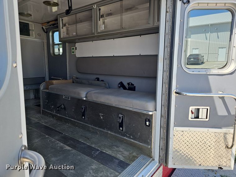 image for item DO2794 2006  Ford F350 Super Duty XLT  ambulance