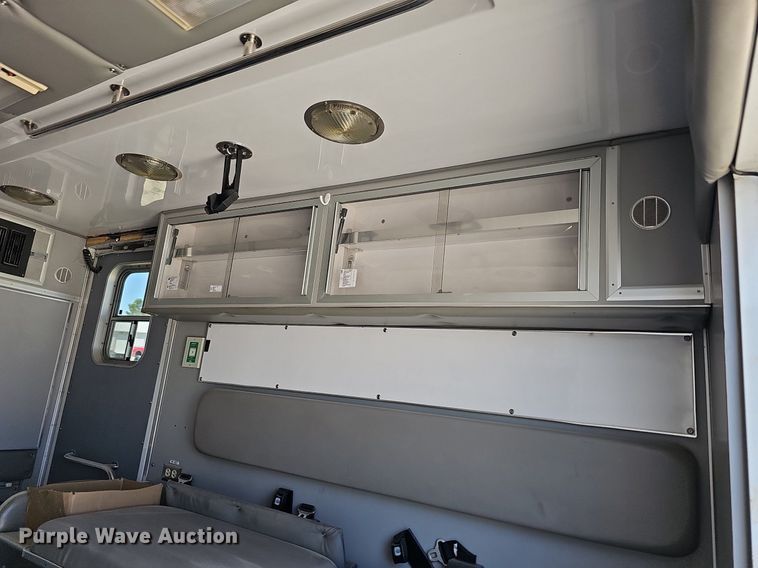 image for item DO2794 2006  Ford F350 Super Duty XLT  ambulance