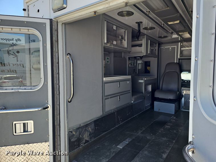 image for item DO2794 2006  Ford F350 Super Duty XLT  ambulance