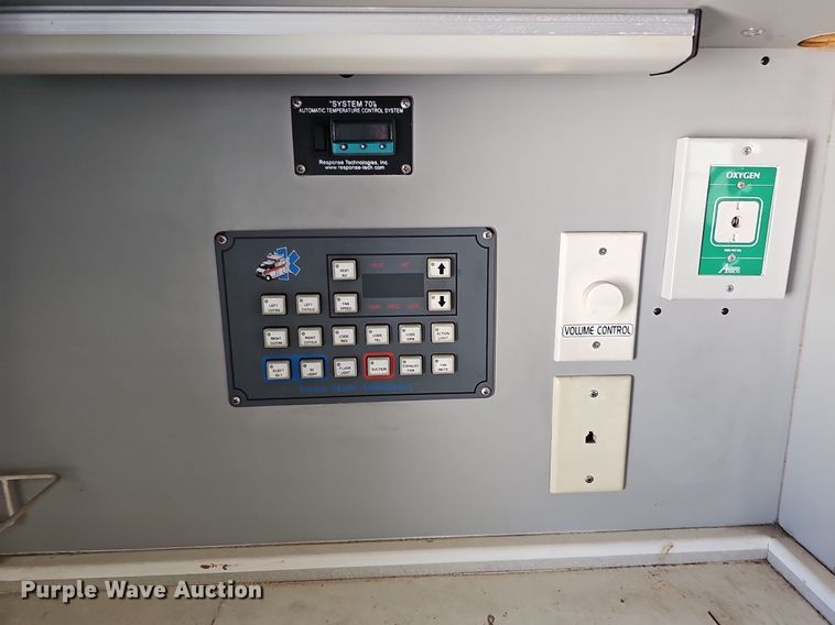 image for item DO2794 2006  Ford F350 Super Duty XLT  ambulance