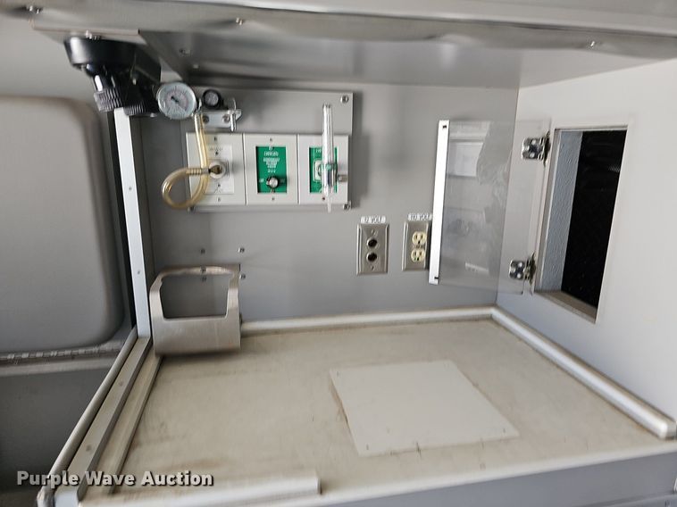 image for item DO2794 2006  Ford F350 Super Duty XLT  ambulance