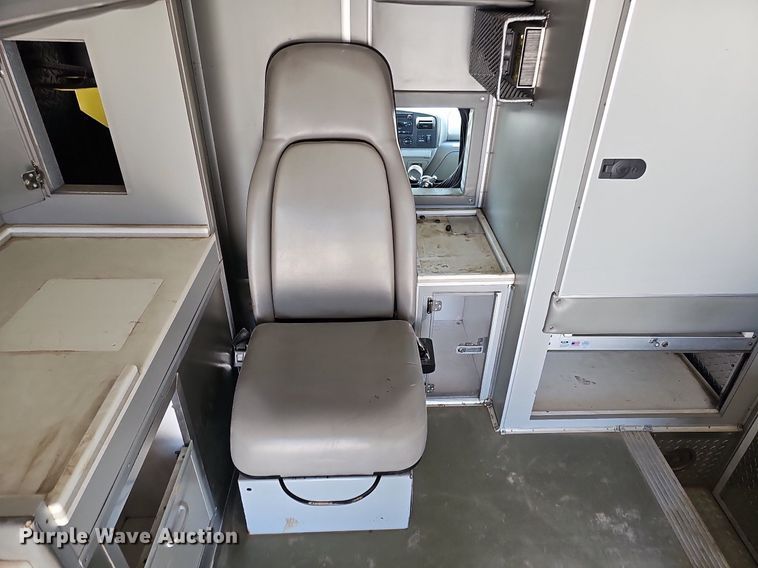 image for item DO2794 2006  Ford F350 Super Duty XLT  ambulance