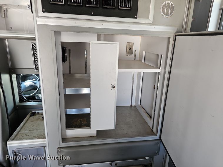 image for item DO2794 2006  Ford F350 Super Duty XLT  ambulance